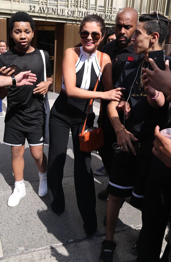 Fałdki nie przeszkadzają Selenie Gomez (FOTO)