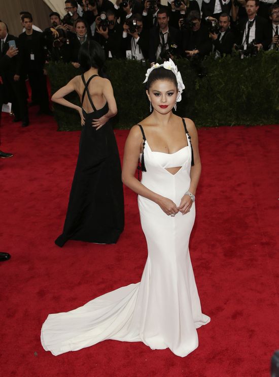 Selena Gomez na gali MET jak panna młoda? (FOTO)
