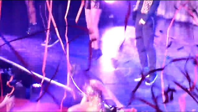 Selena Gomez miała wypadek na scenie (VIDEO)