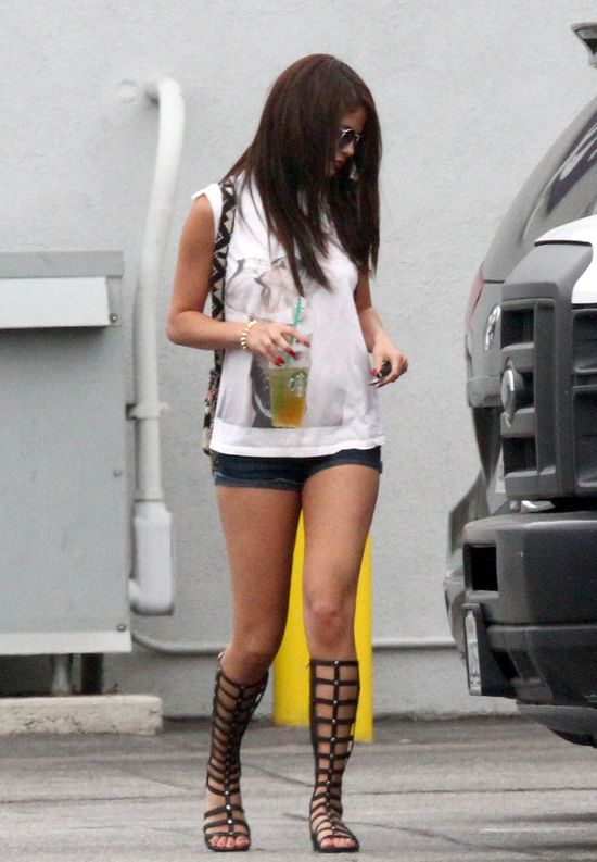Selena Gomez pokazuje nogi (FOTO)