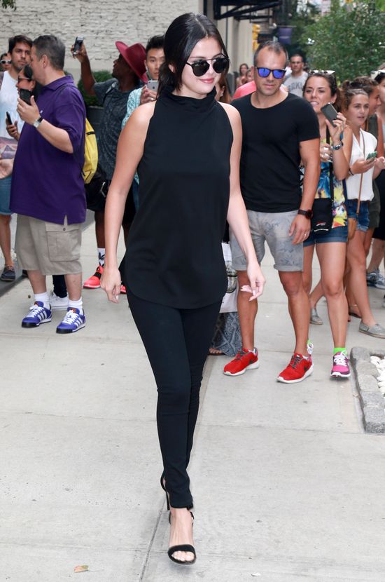 Fanka rzuciła się na Selenę Gomez, a ona... (FOTO) Fanka rzuciła się na Selenę Gomez, a ona... (FOTO)