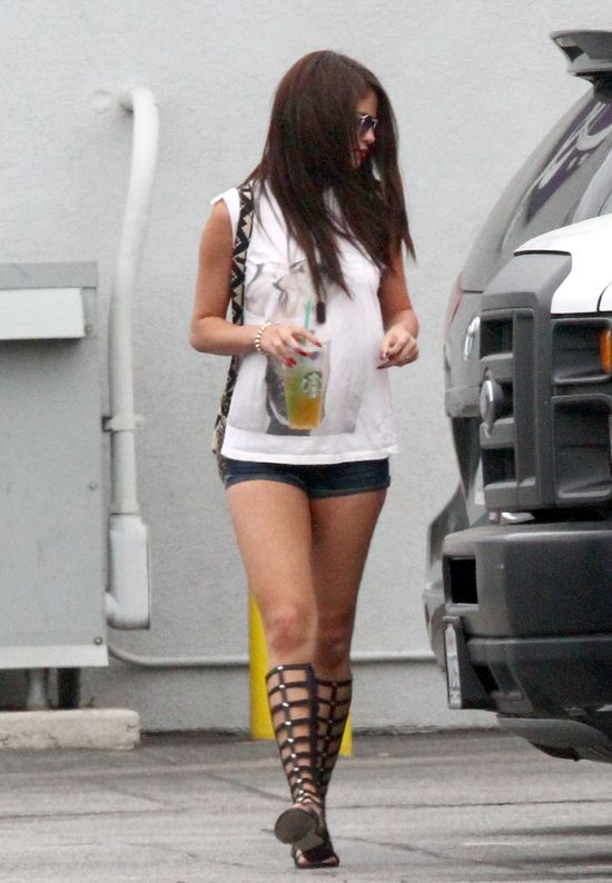 Selena Gomez pokazuje nogi (FOTO)