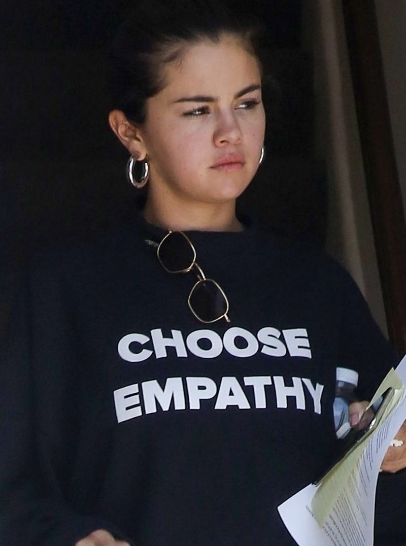 Selena Gomez BEZ MAKE UP'U i z niedbałą fryzurą (ZDJĘCIA)