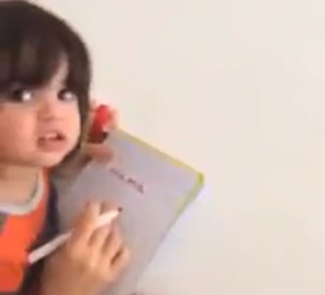 Najsłodszy chłopiec w show biznesie uczy się czytać!