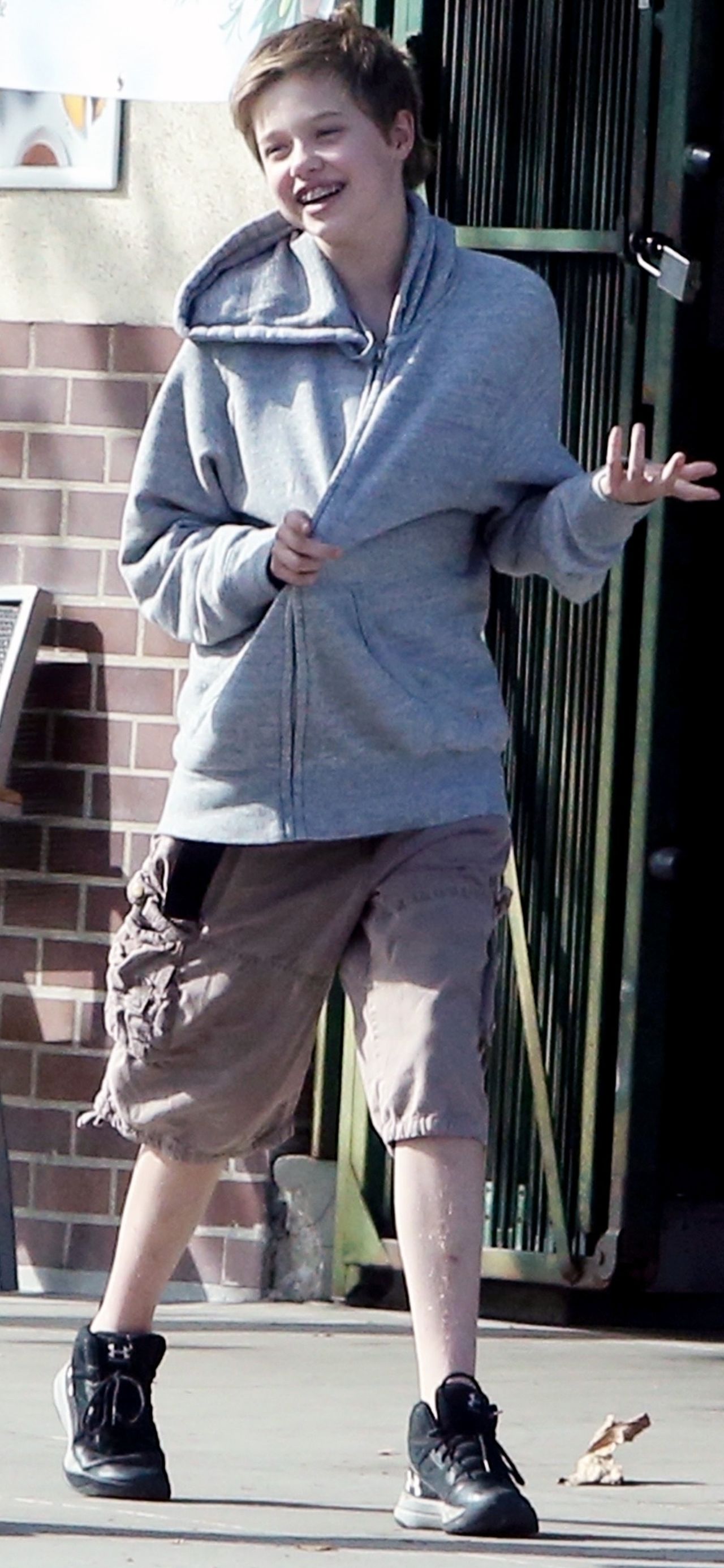 Shiloh Jolie Pitt z ochroniarzem na spacerze (ZDJĘCIA) Shiloh Jolie Pitt z ochroniarzem na spacerze (ZDJĘCIA)