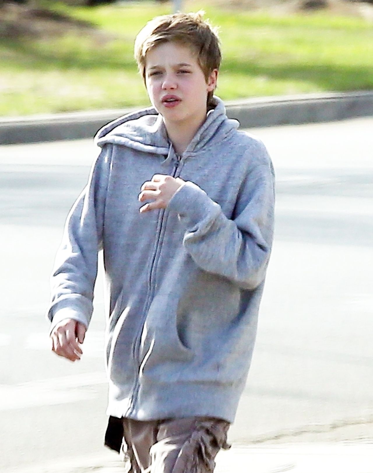 Shiloh Jolie Pitt z ochroniarzem na spacerze (ZDJĘCIA) Shiloh Jolie Pitt z ochroniarzem na spacerze (ZDJĘCIA)