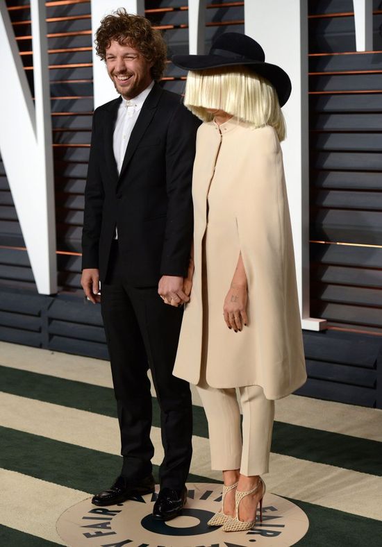 Sia tłumaczy się z zasłoniętej twarzy 