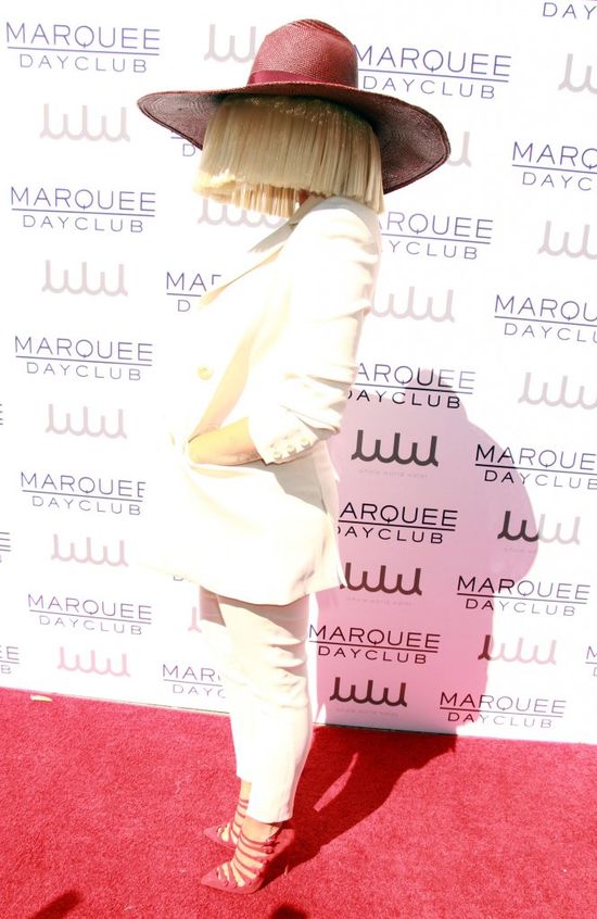 Czy Sia widzi, gdzie stawia krok? (FOTO)