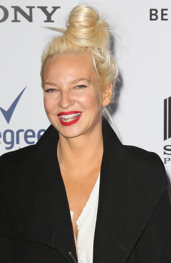 Sia tłumaczy się z zasłoniętej twarzy 