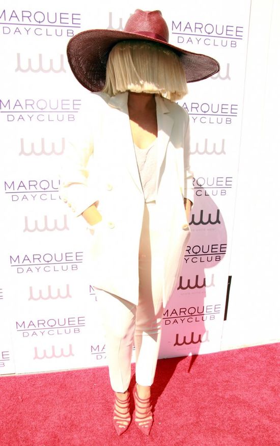 Sia tłumaczy się z zasłoniętej twarzy 