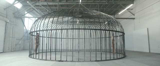 12-letnia Maddie Ziegler z teledysku Sii tańczy w klatce 12-letnia Maddie Ziegler z teledysku Sii tańczy w klatce