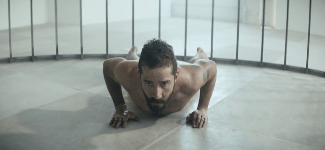 12-letnia Maddie Ziegler z teledysku Sii tańczy w klatce 12-letnia Maddie Ziegler z teledysku Sii tańczy w klatce