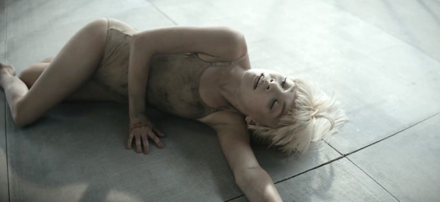 12-letnia Maddie Ziegler z teledysku Sii tańczy w klatce 12-letnia Maddie Ziegler z teledysku Sii tańczy w klatce