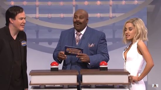 Ariana Grande parodiuje Jennifer Lawrence!