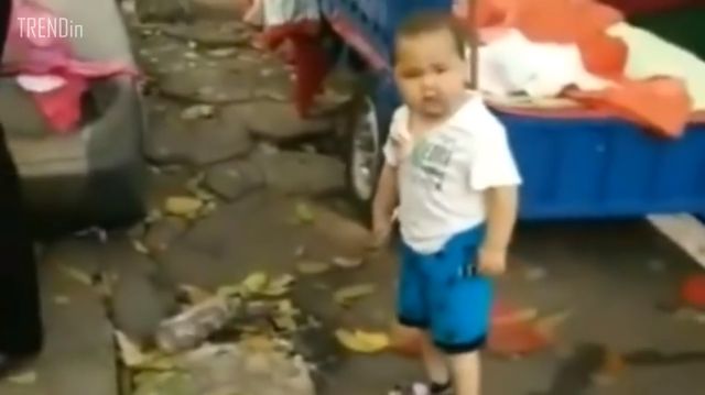 Cóż za ODWAGA! Zobacz, jak kilkuletnie dziecko... broni swojej babci! (VIDEO) Cóż za ODWAGA! Zobacz, jak kilkuletnie dziecko... broni swojej babci! (VIDEO)