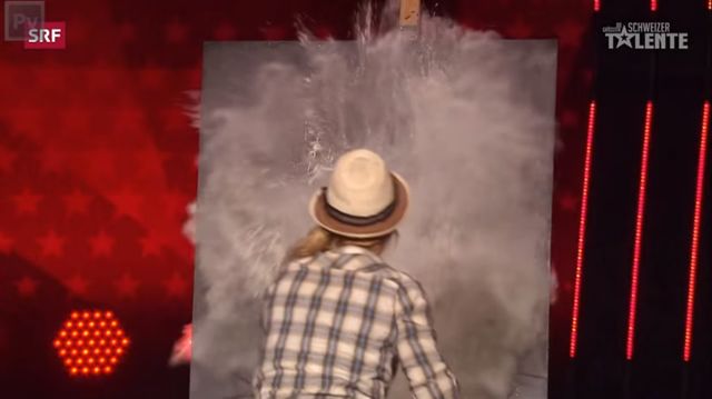 Niewiarygodna malarka w szwajcarskim Mam Talent! (VIDEO)