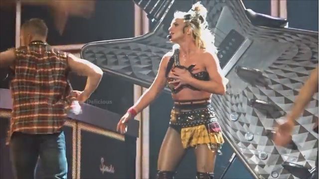 Co za wpadka! Britney Spears PĘKŁ STANIK na koncercie (VIDEO) Co za wpadka! Britney Spears PĘKŁ STANIK na koncercie (VIDEO)