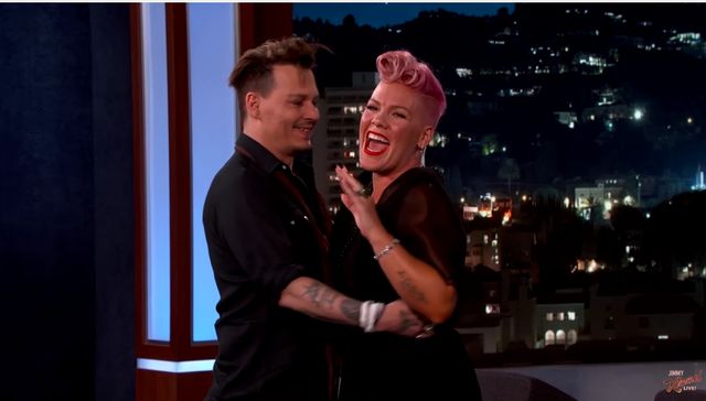 Nie uwierzysz, jak zareagowała PINK, kiedy zobaczyła... Johnny'ego Deppa! Nie uwierzysz, jak zareagowała PINK, kiedy zobaczyła... Johnny'ego Deppa!