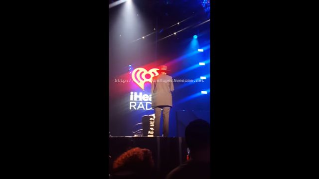 Kris Jenner WYBUCZANA na koncercie