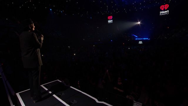 Kris Jenner WYBUCZANA na koncercie