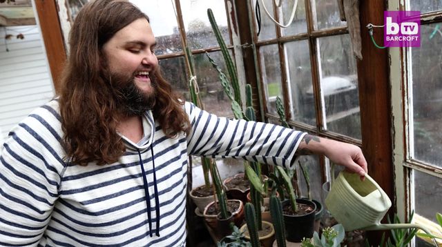 Ta kobieta wyhodowała u siebie PRAWDZIWĄ brodę! I czuje się... sexy! (VIDEO)