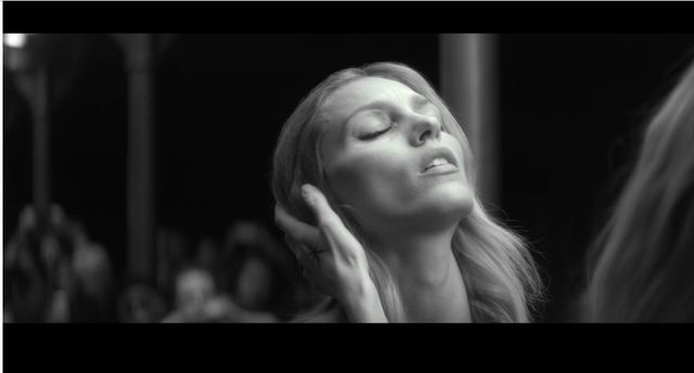 NAGA Anja Rubik w nowym teledysku Mary Komasy! (+18) (VIDEO)