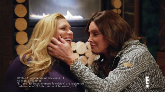 NAMIĘTNY pocałunek Caitlyn Jenner... z INNĄ kobietą! (VIDEO)