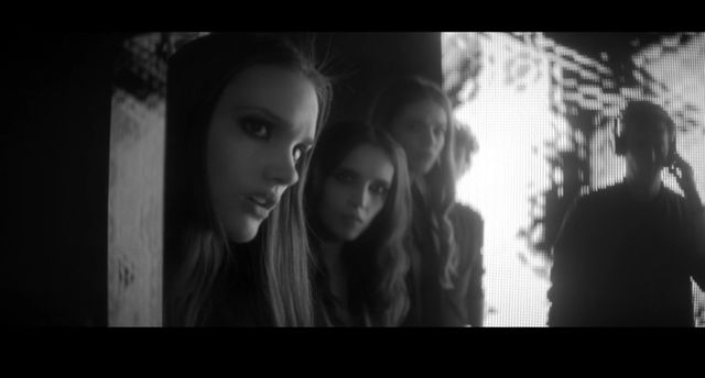 NAGA Anja Rubik w nowym teledysku Mary Komasy! (+18) (VIDEO)