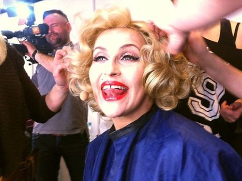 Katarzyna Skrzynecka składa z córeczką życzenia (FOTO)