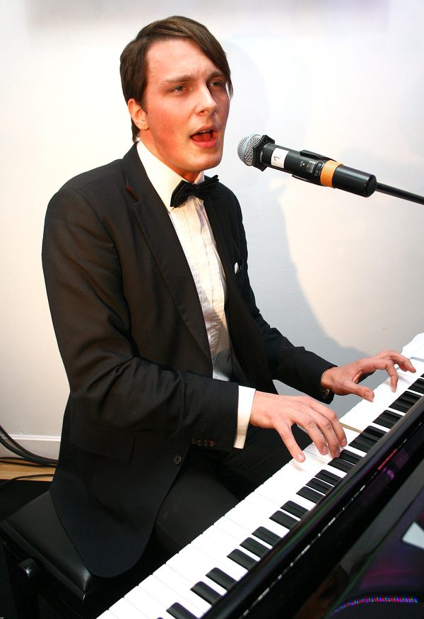 Nie poznacie Sławka Uniatowskiego na starych zdjęciach (FOTO) Nie poznacie Sławka Uniatowskiego na starych zdjęciach (FOTO)