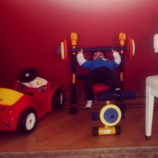 Nie ma jeszcze dwóch lat, a już pakuje! (FOTO)