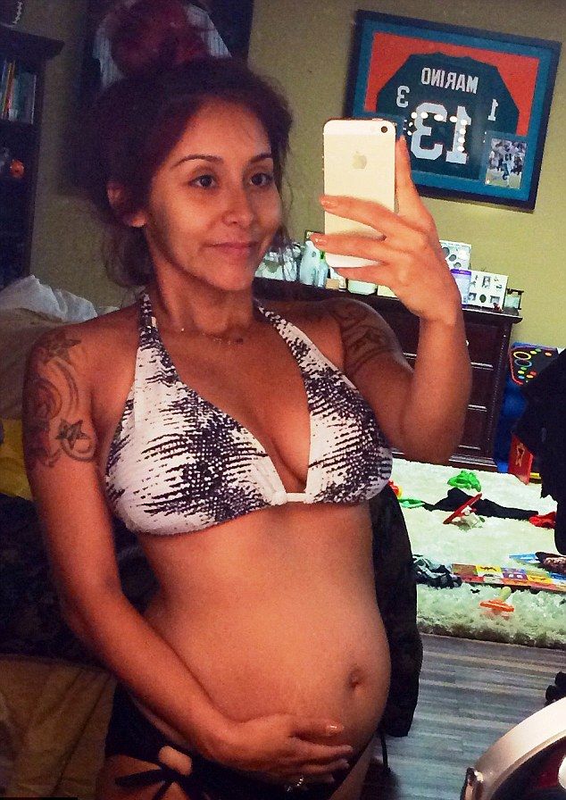 Snooki w bikini chwali się ciążowym brzuszkiem (FOTO)