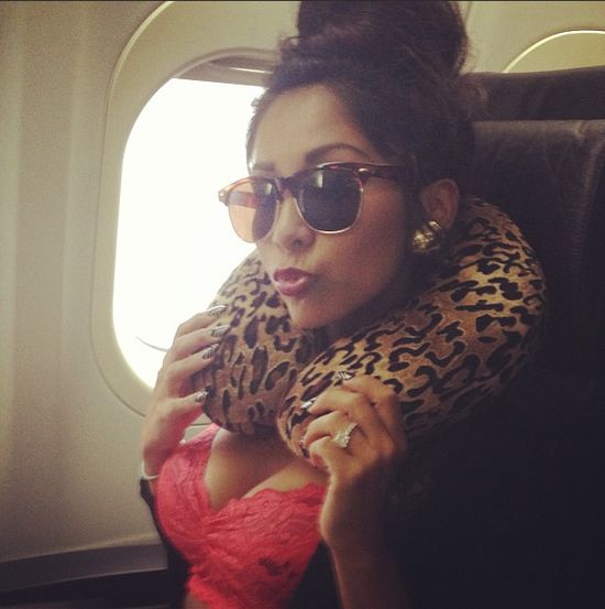Snooki w samym biustonoszu w podróży (FOTO)