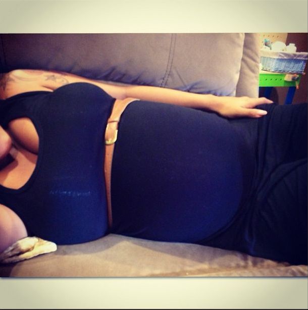 Urodzi za kilka dni i wciąż chodzi w szpilkach (FOTO)