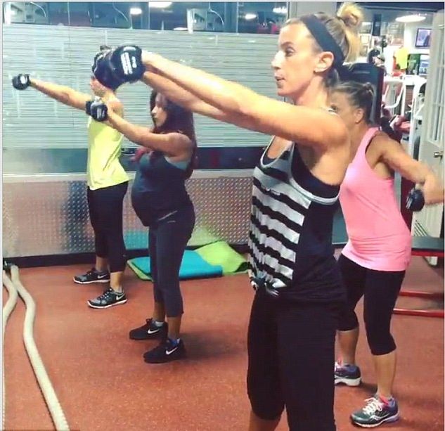 Snooki w 8. miesiącu ciąży wciąż pakuje na siłowni (VIDEO)