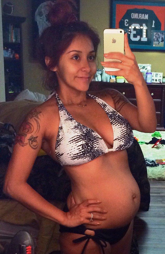 Snooki w bikini chwali się ciążowym brzuszkiem (FOTO)