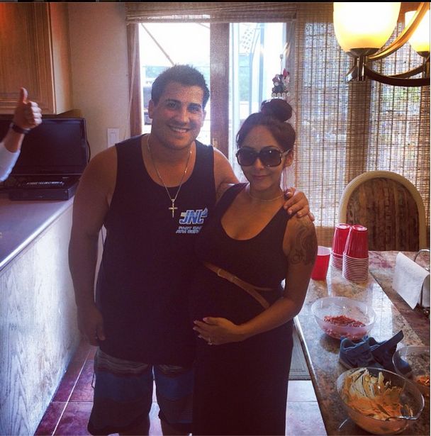 Urodzi za kilka dni i wciąż chodzi w szpilkach (FOTO)