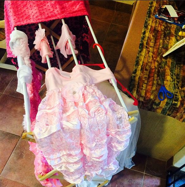 Urodzi za kilka dni i wciąż chodzi w szpilkach (FOTO)