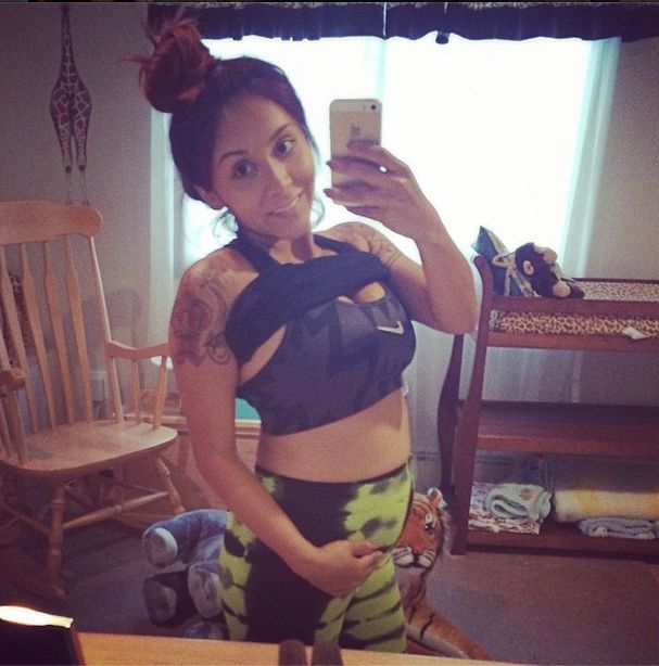 Snooki w bikini chwali się ciążowym brzuszkiem (FOTO)