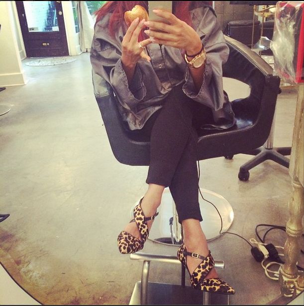 Urodzi za kilka dni i wciąż chodzi w szpilkach (FOTO)