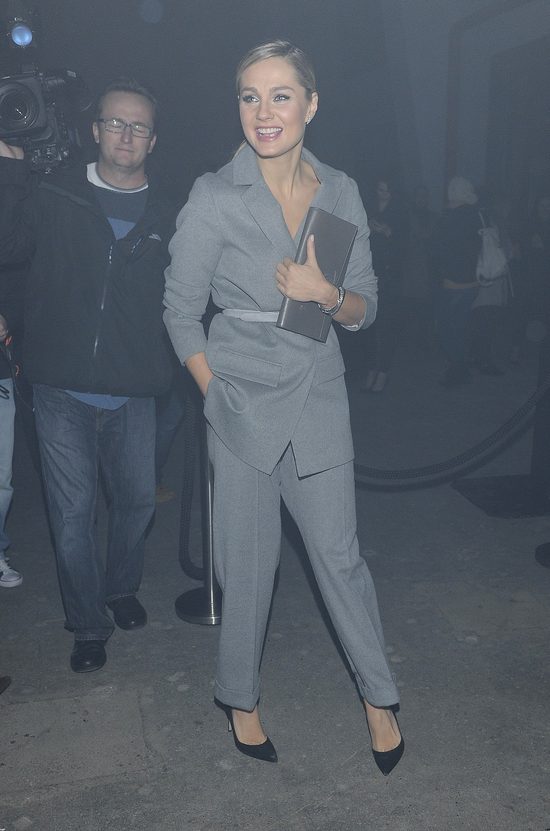 Małgorzata Socha w szarym kostiumie na pokazie Ossolińskiego