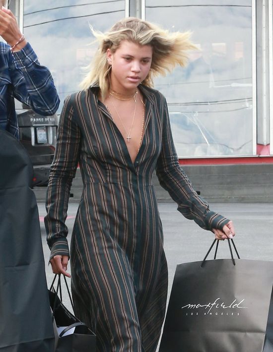 Gdy masz naście lat, rzuci cię sławny chłopak i dla rozgłosu pokazujesz piersi