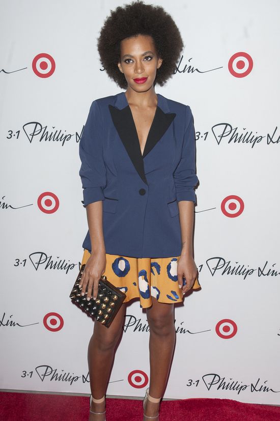 Wszyscy eleganccy, a ona w dresie na czerwonym dywanie FOTO