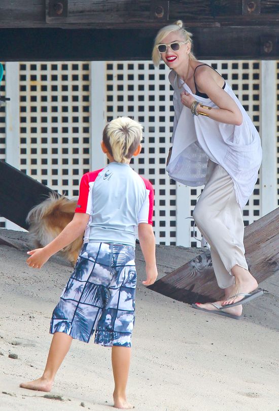 Gwen Stefani bawi się z chłopakami na plaży (FOTO) Gwen Stefani bawi się z chłopakami na plaży (FOTO)
