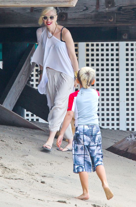 Gwen Stefani bawi się z chłopakami na plaży (FOTO) Gwen Stefani bawi się z chłopakami na plaży (FOTO)