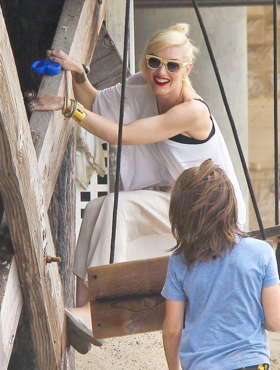 Gwen Stefani bawi się z chłopakami na plaży (FOTO) Gwen Stefani bawi się z chłopakami na plaży (FOTO)