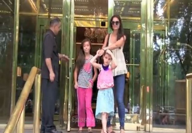 Suri Cruise wrzeszczy na łowców autografów [VIDEO]