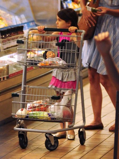 Suri Cruise na zakupach z mamą (FOTO)