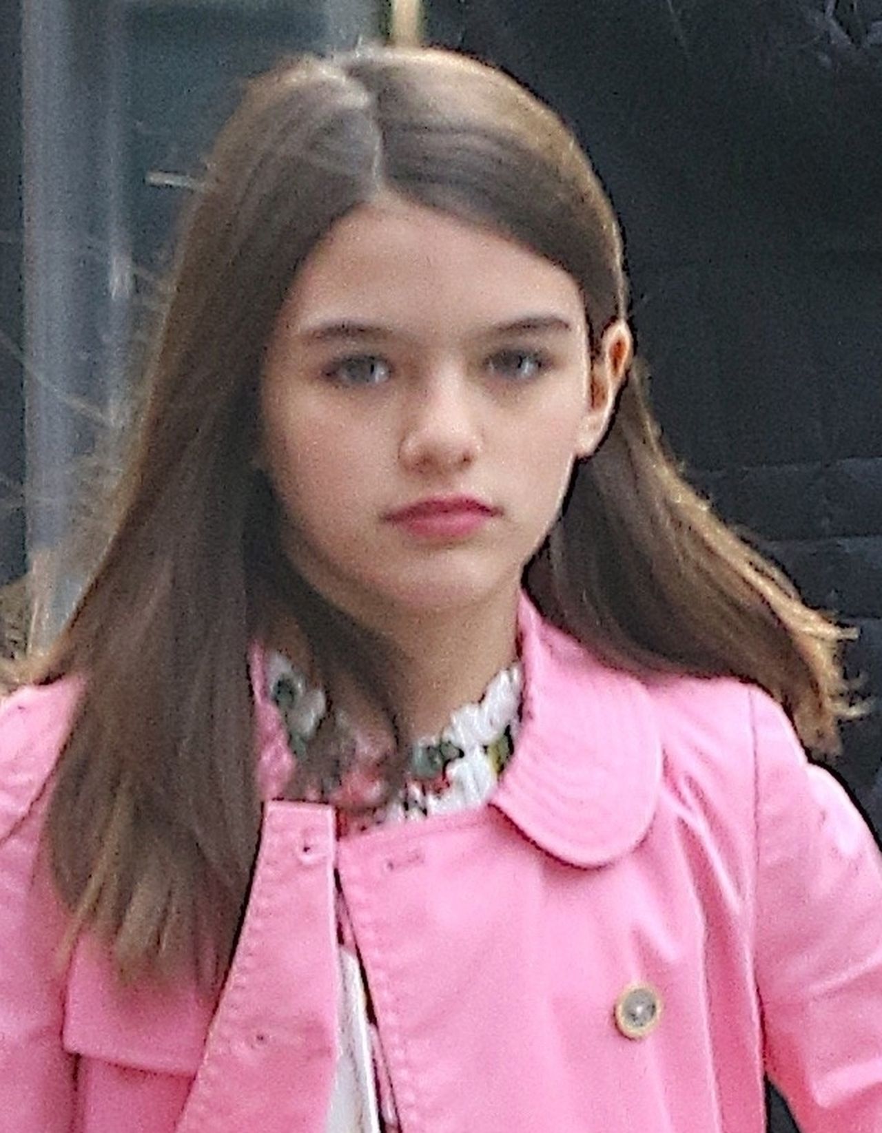 Suri Cruise (12 l.) cała w różu z koleżankami na spacerze po Nowym Jorku