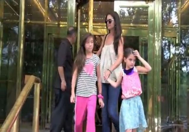 Suri Cruise wrzeszczy na łowców autografów [VIDEO]